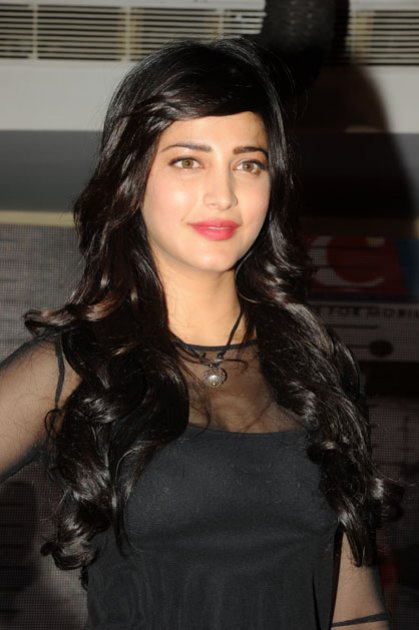 Shruthi-Hassan-at-Yevadu-App-launch